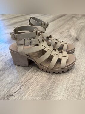 Soda Beige Gladiator Platform Sandals Size 8 Chunky Lug Sole